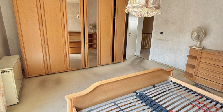 OG Schlafzimmer mit Balkon (Nr. 1)