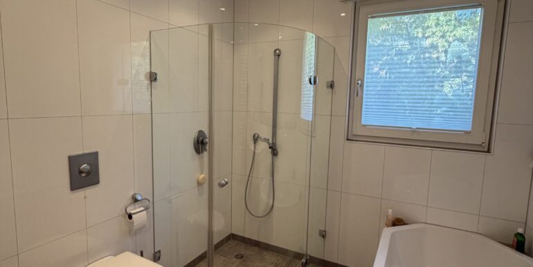 ... mit Dusche und Badewanne