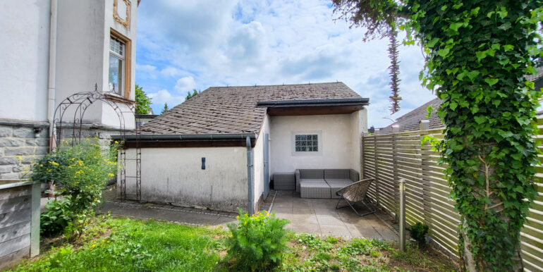 Sitzecke hinter der Garage