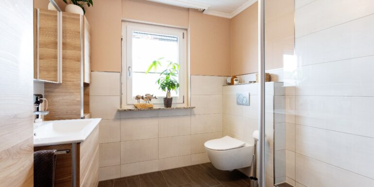 Modernes Duschbad im OG