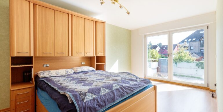 Schlafzimmer mit Balkonzugang