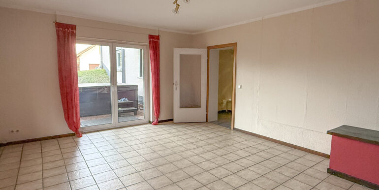 (UG) Wohnzimmer mit Terrasse