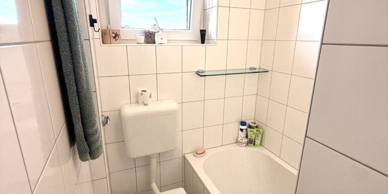 Bad mit Wanne + Fenster