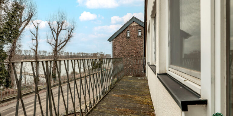 Balkon Straßenseite