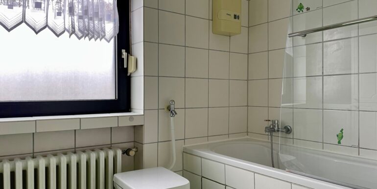 Bad mit Wanne (OG)