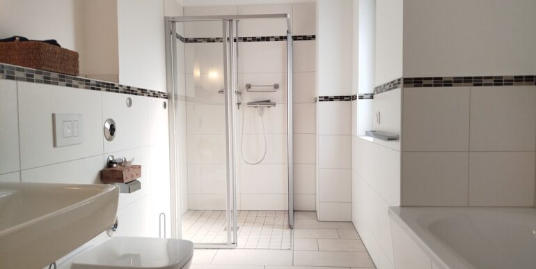 Modernes, großes Bad mit Dusche ...