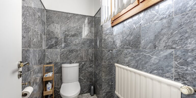 separates WC