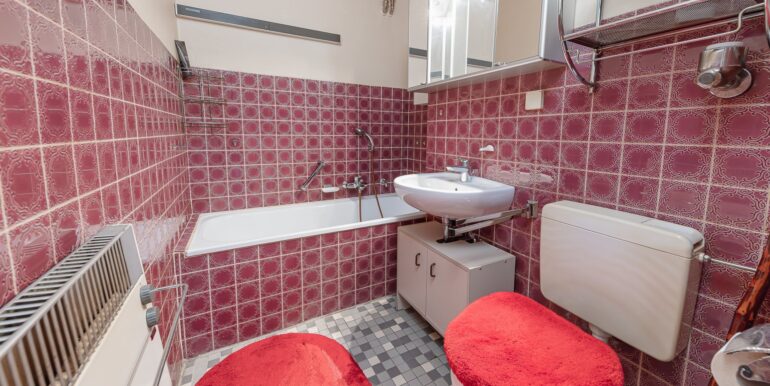 Badezimmer mit Badewanne