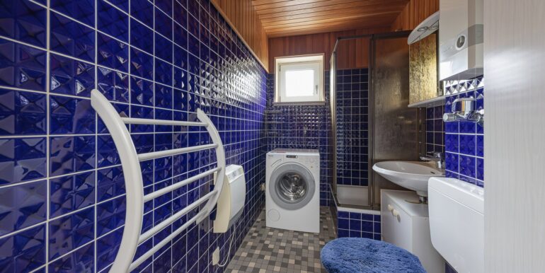Badezimmer mit Dusche und Waschmaschienenanschluss