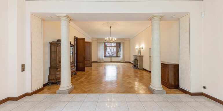 großzügiges Wohzimmer
