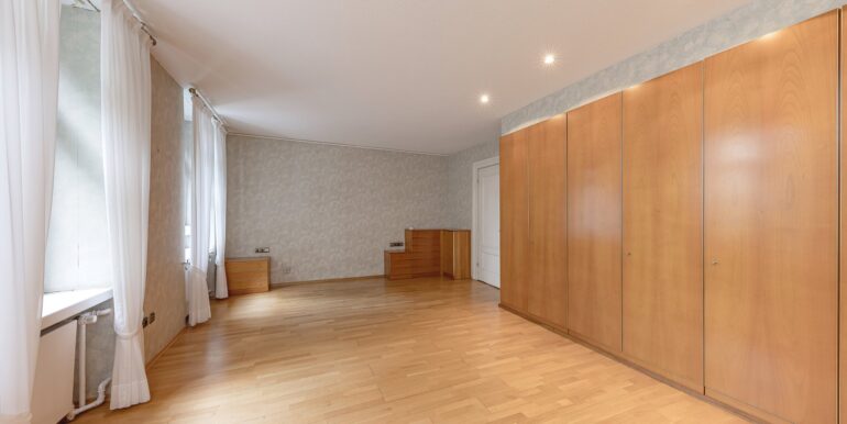 geräumiges Schlafzimmer mit Badezimmer