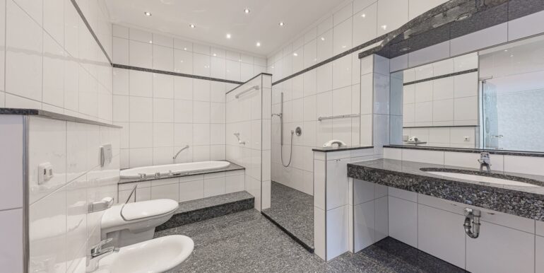 Tageslichtbad mit Dusche und Wanne