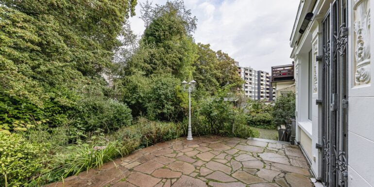 Außenbereich mit Terrasse und Garten