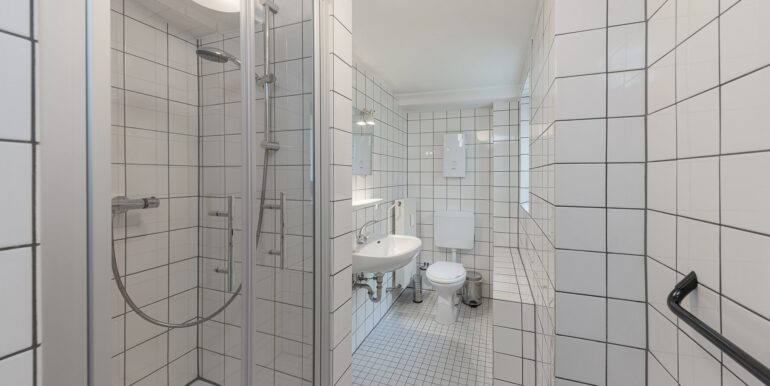 Appartement: Tageslichtbadezimmer mit Dusche