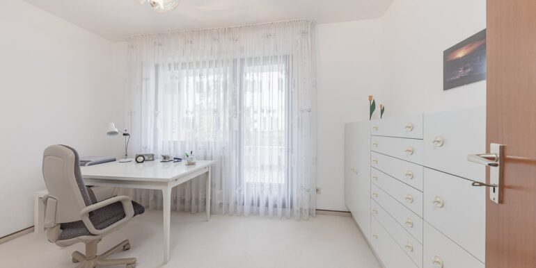 weiteres Zimmer mit Zugang zur Loggia