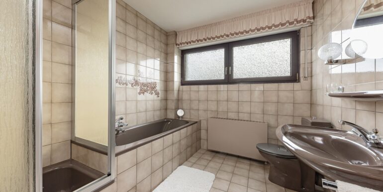 Tageslichtbad mit Dusche und Wanne