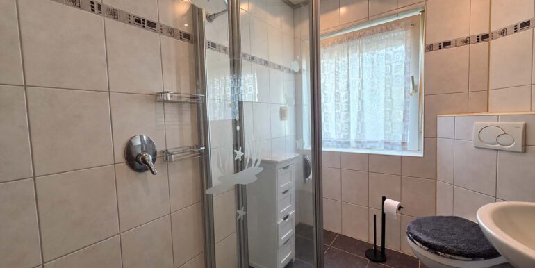 Badezimmer (EG)