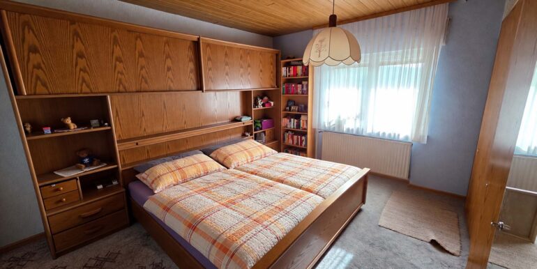 Schlafzimmer (EG)