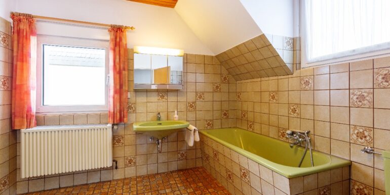 Bad mit Wanne u. separater Dusche