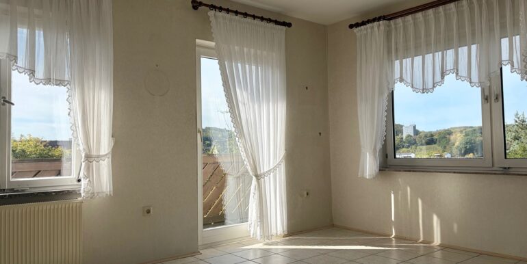 heller Wohnbereich mit Zugang zum Balkon (EG)