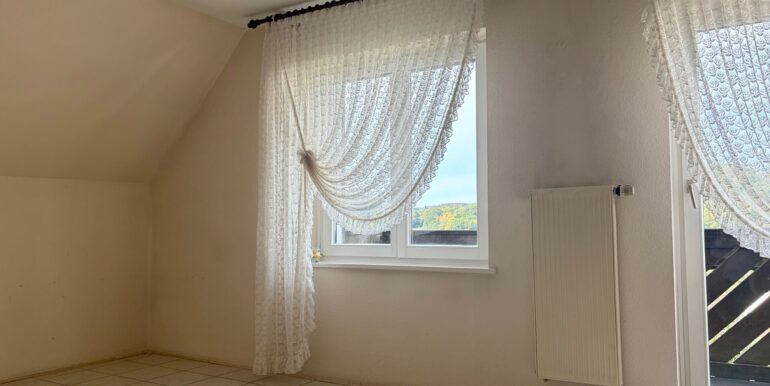 Schlafzimmer mit Zugang zum Balkon (DG)