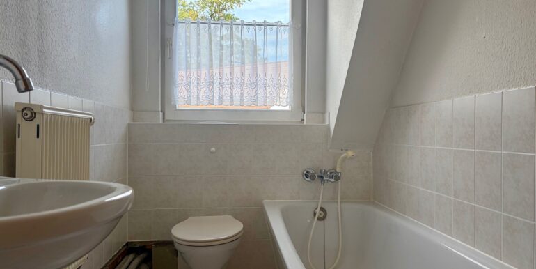 Bad mit Wanne (DG)