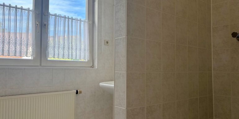 Bad mit Dusche (DG)