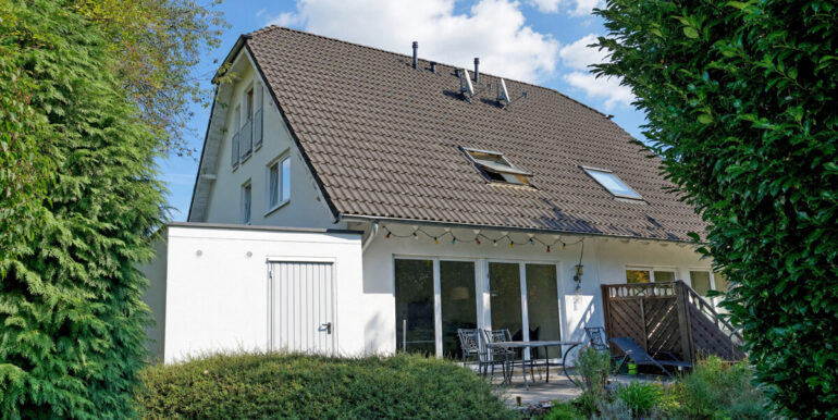 Rückansicht mit Terrasse