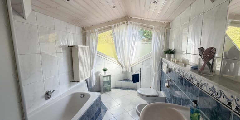 Badezimmer (DG)