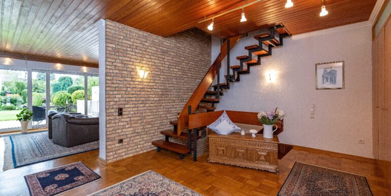 Blick auf Wohnzimmer und Treppe ins 1. OG