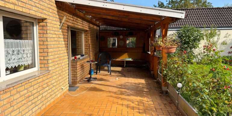 Eingang und Terrasse UG