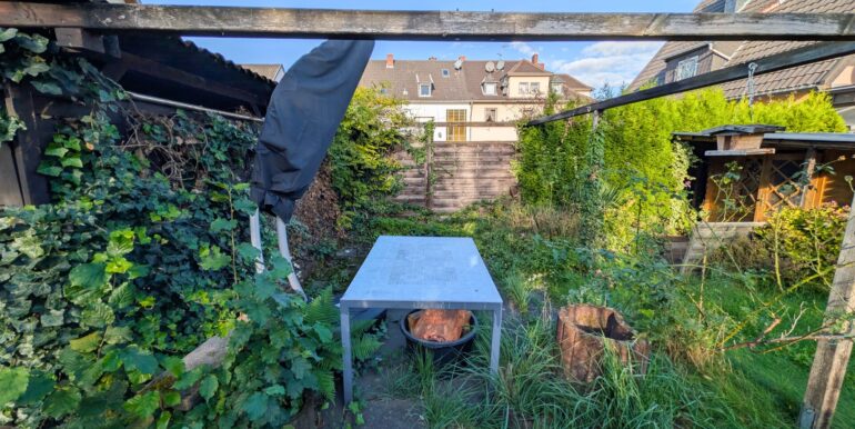 Terrasse und Gartenhütte