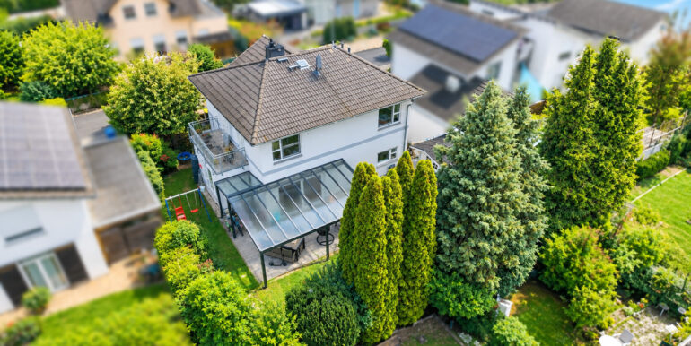 Modernes Haus mit Gartenidylle