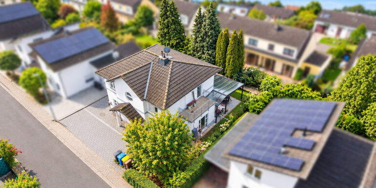 Modernes Einfamilienhaus mit Garten