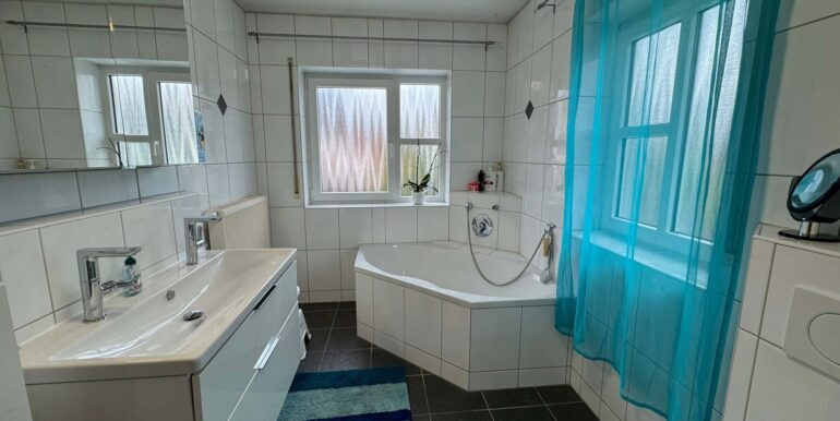 Tageslichtbad mit Wanne und Dusche OG