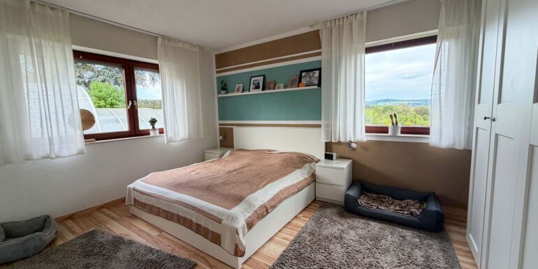 Schlafzimmer mit Ankleide EG