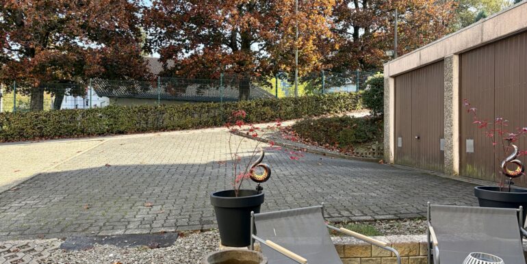 Terrasse Wohnung KG und Bereich hinter dem Haus