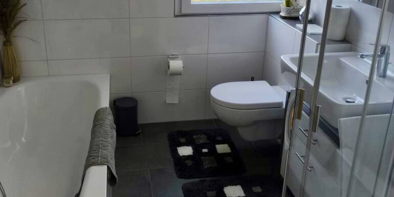 Wohnung OG - modernisiertes Bad