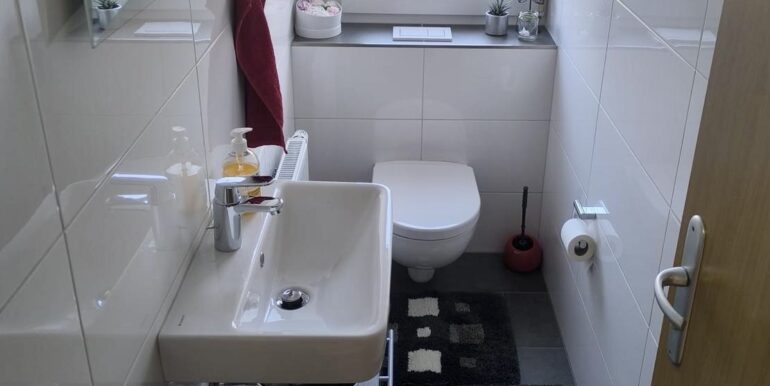 Wohnung OG - modernisiertes Gäste-WC