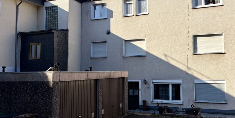 Doppelgarage hinter dem Haus