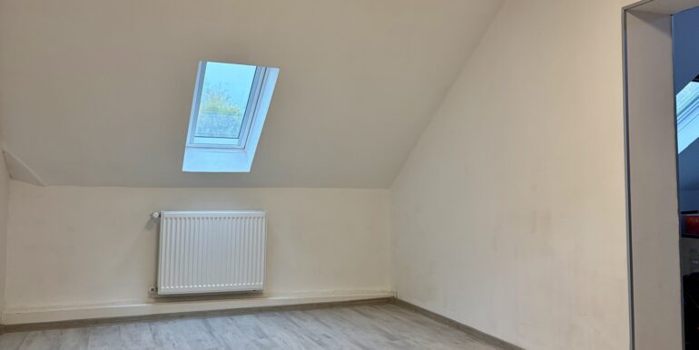 Zimmer mit Durchgang zum nächsten Zimmer DG