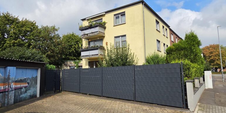 Hausansicht, Garage und Stellplatz