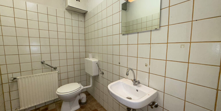 Badezimmer (hinten)