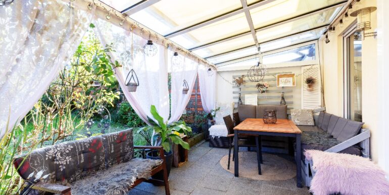 überdachte Terrasse mit Markise